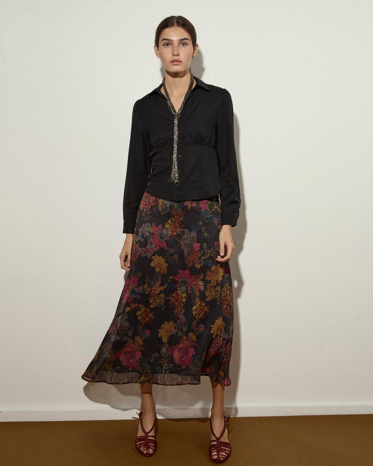 Falda Bajo Asimétrico Estampado Floral Negro