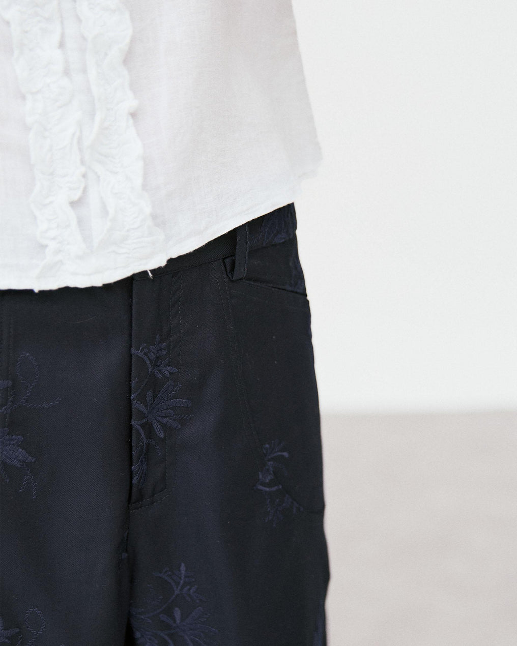 Pantalón Bordados Florales Azul Oscuro