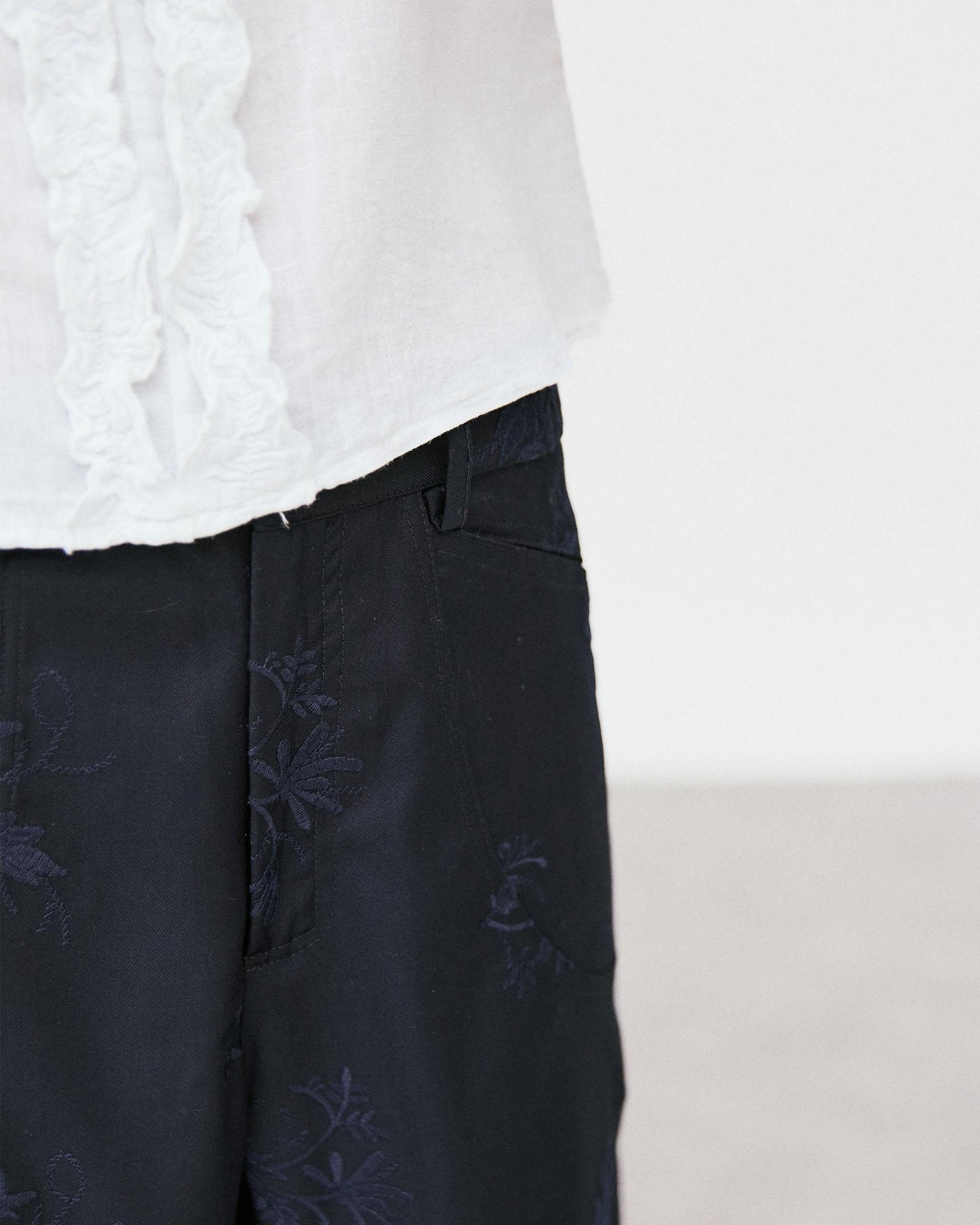 Pantalón Bordados Florales Azul Oscuro