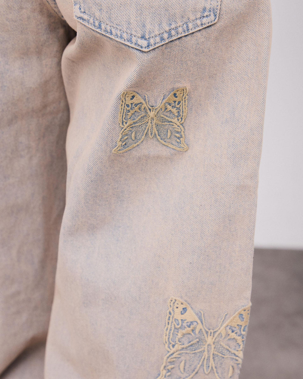 Jeans Bordados Mariposa Beige