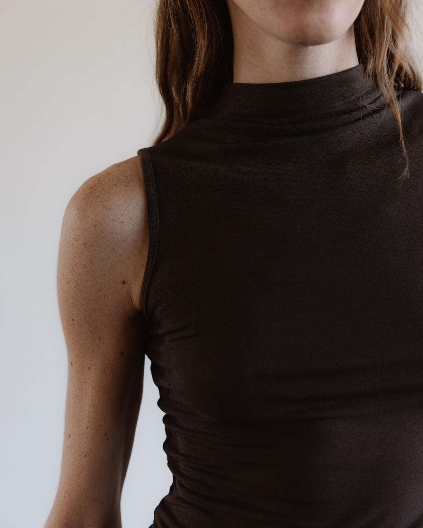 Camiseta Sin Mangas Cuello Subido Marrón