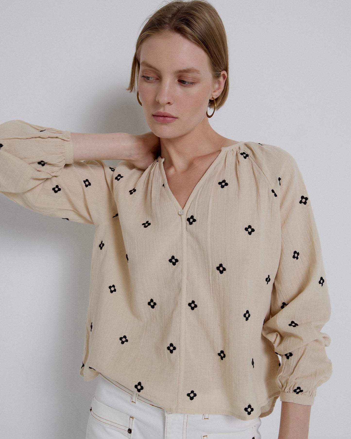 Blusa Bordados Flores Crudo