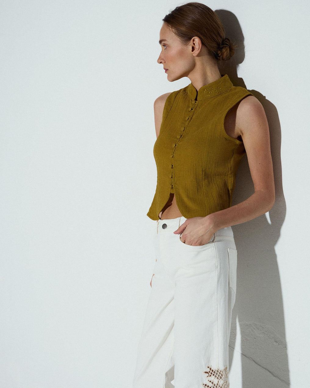 Top Cuello Mao Bordados Mostaza