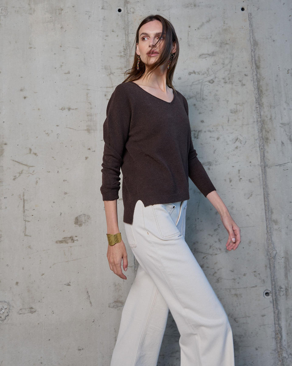 Jersey Cuello Pico Bajo Asimétrico Marrón