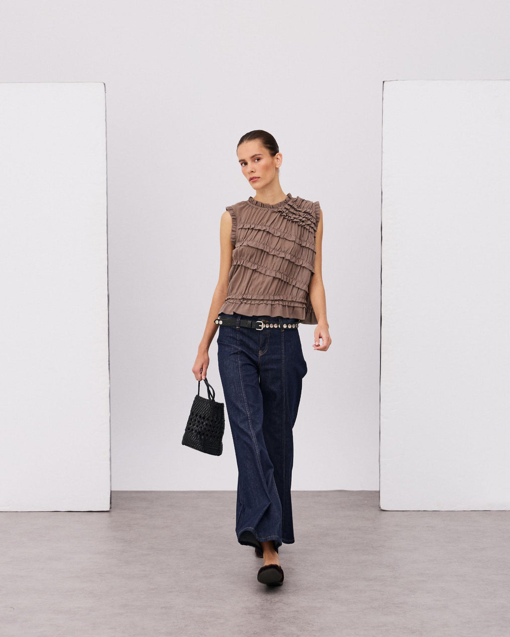Top Taupe sans Manches à Volants Diagonaux