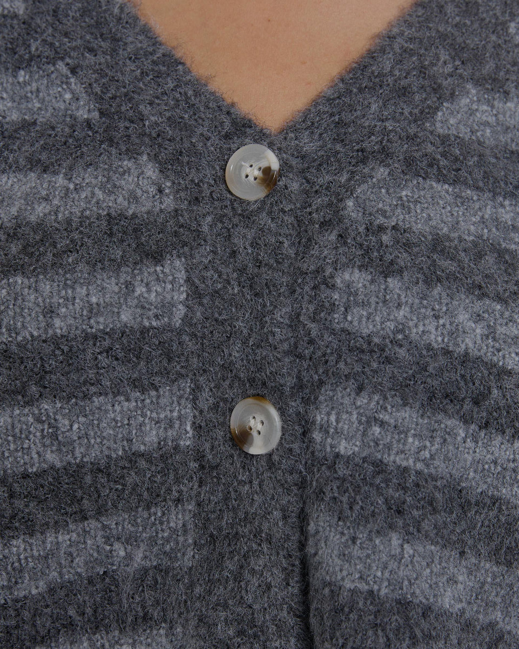 Casaco de malha cinza às riscas com decote em V