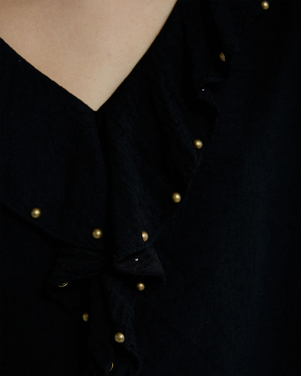 Blusa Volante Delantero Tachuelas Negro