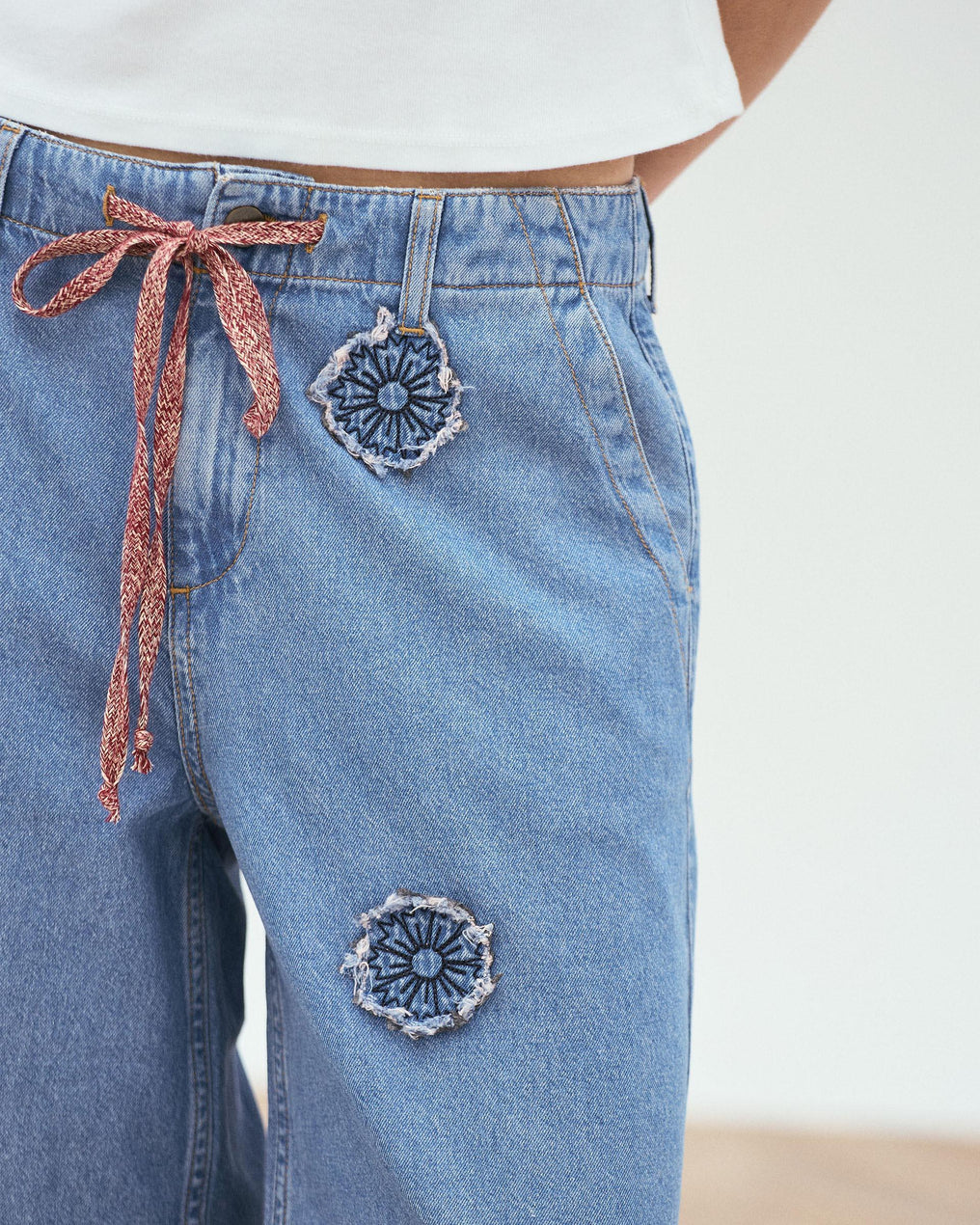 Jeans com Patches Florais Azul
