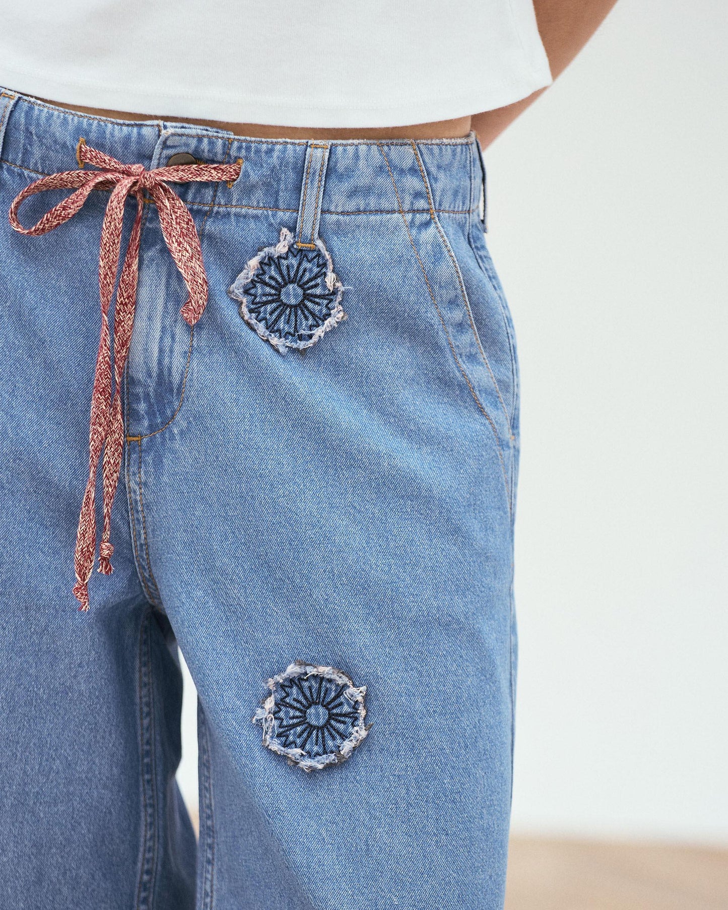 Jeans com Patches Florais Azul