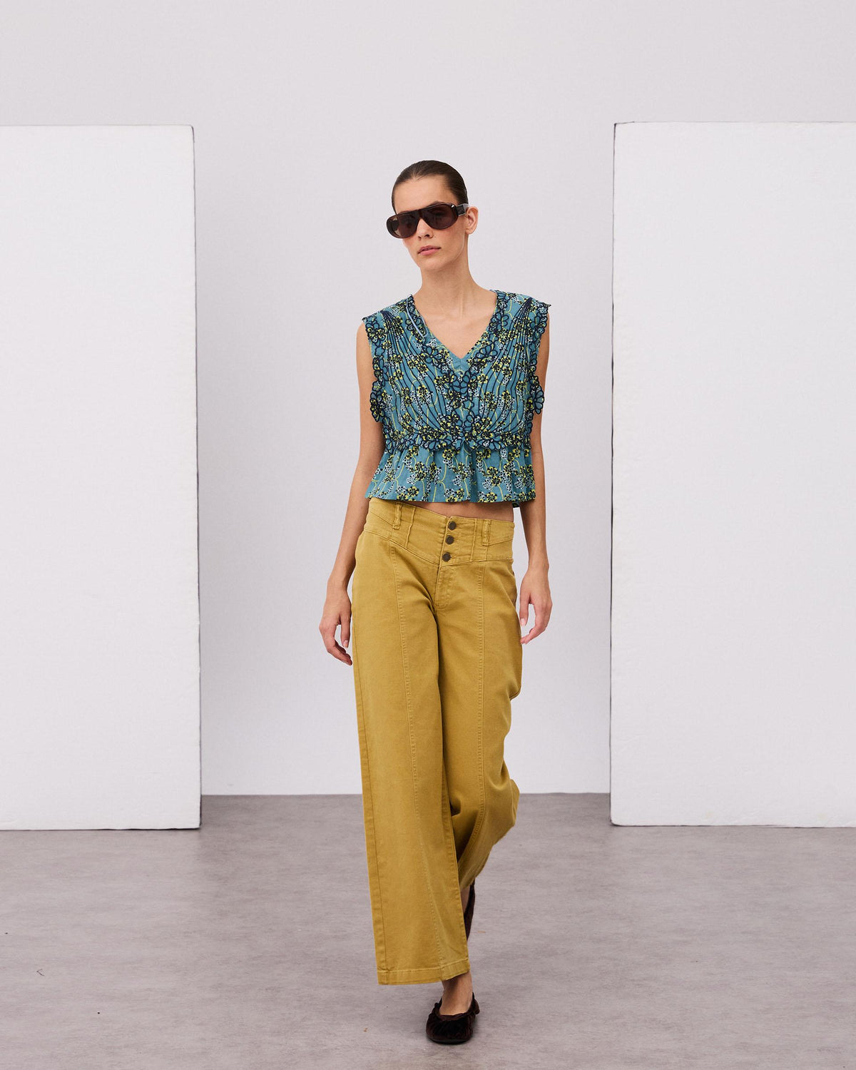 Top Bleu Imprimé à Broderies Florales