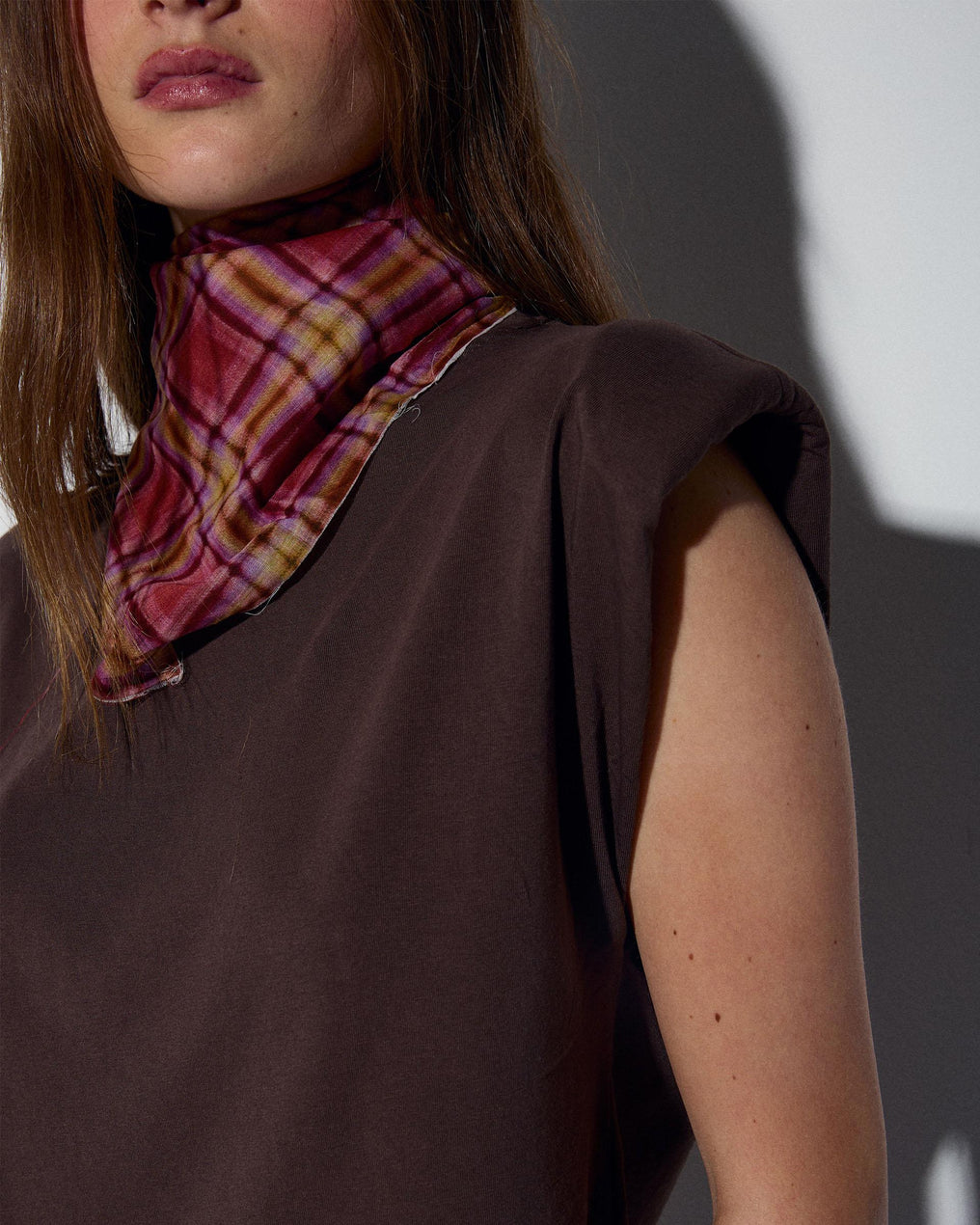 Camiseta Sin Mangas Hombreras Marrón