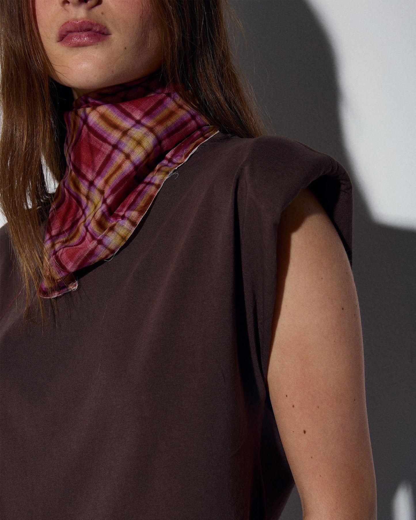 Camiseta Sin Mangas Hombreras Marrón