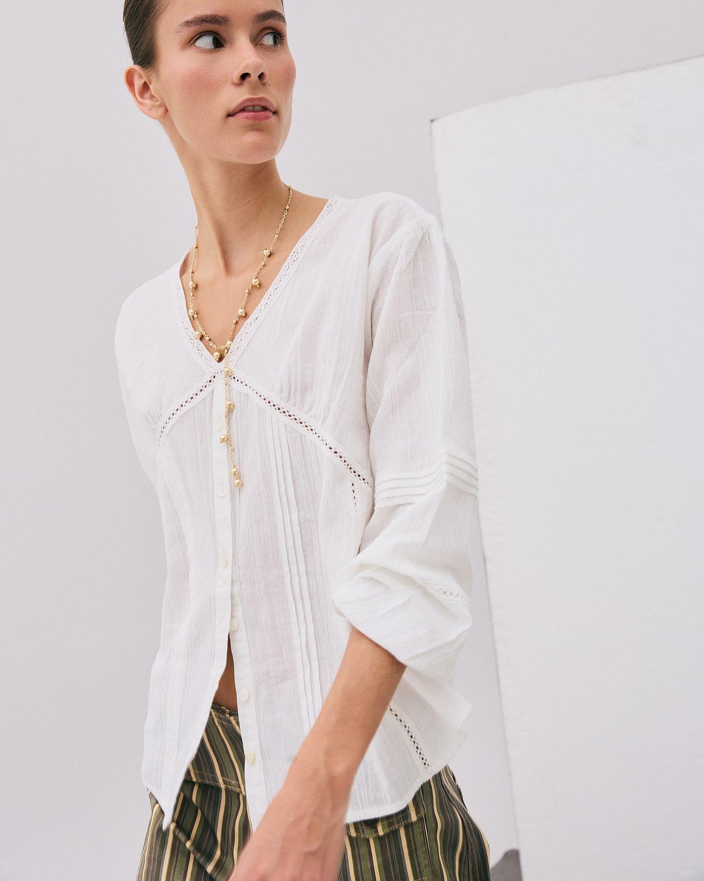 Blusa Escote Pico Puntillas Blanca