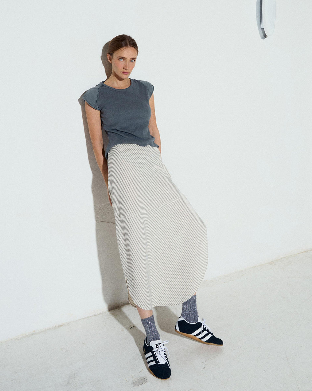 Saia branca com estampado de riscas diagonais