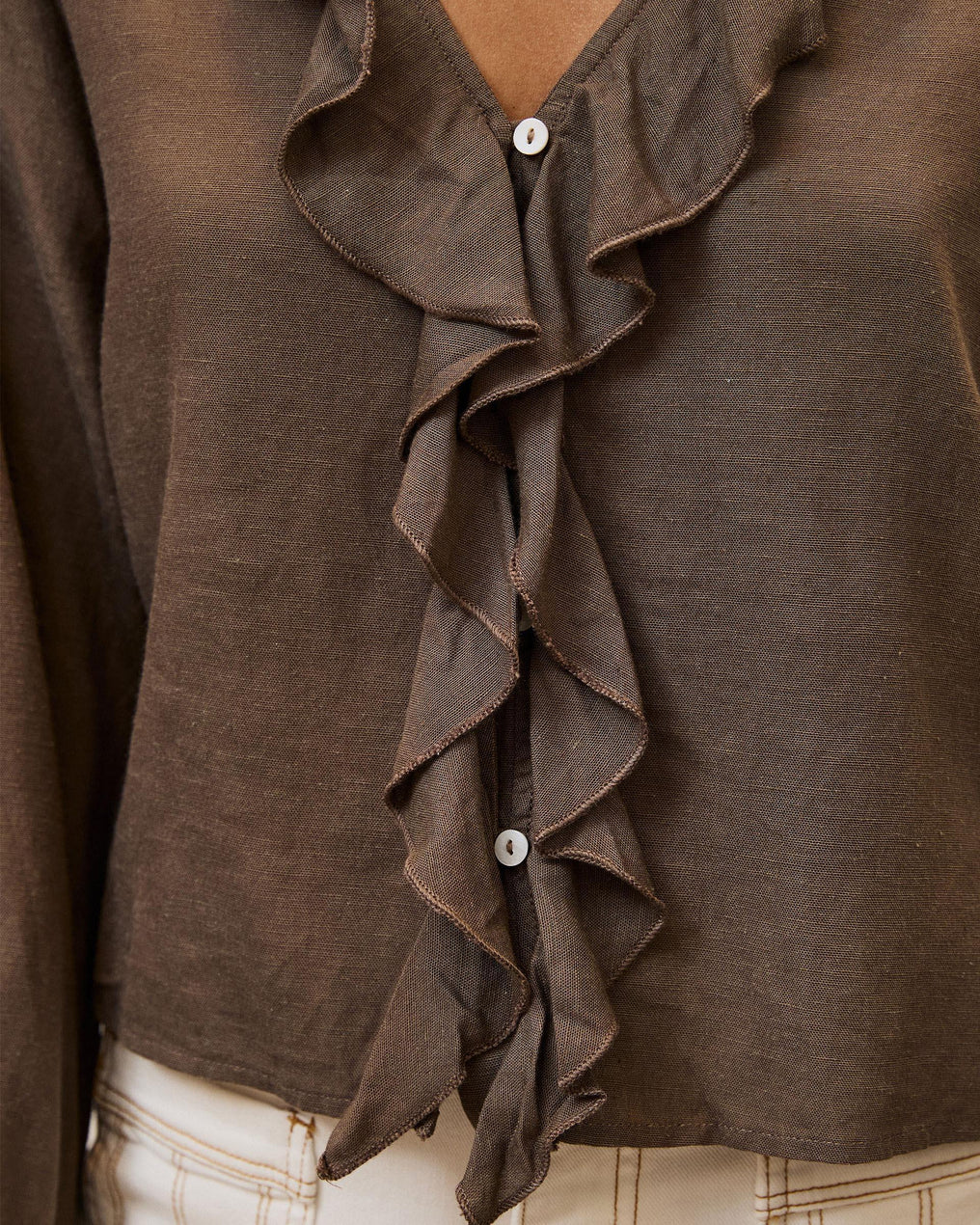 Blusa Escote Pico Volantes Marrón