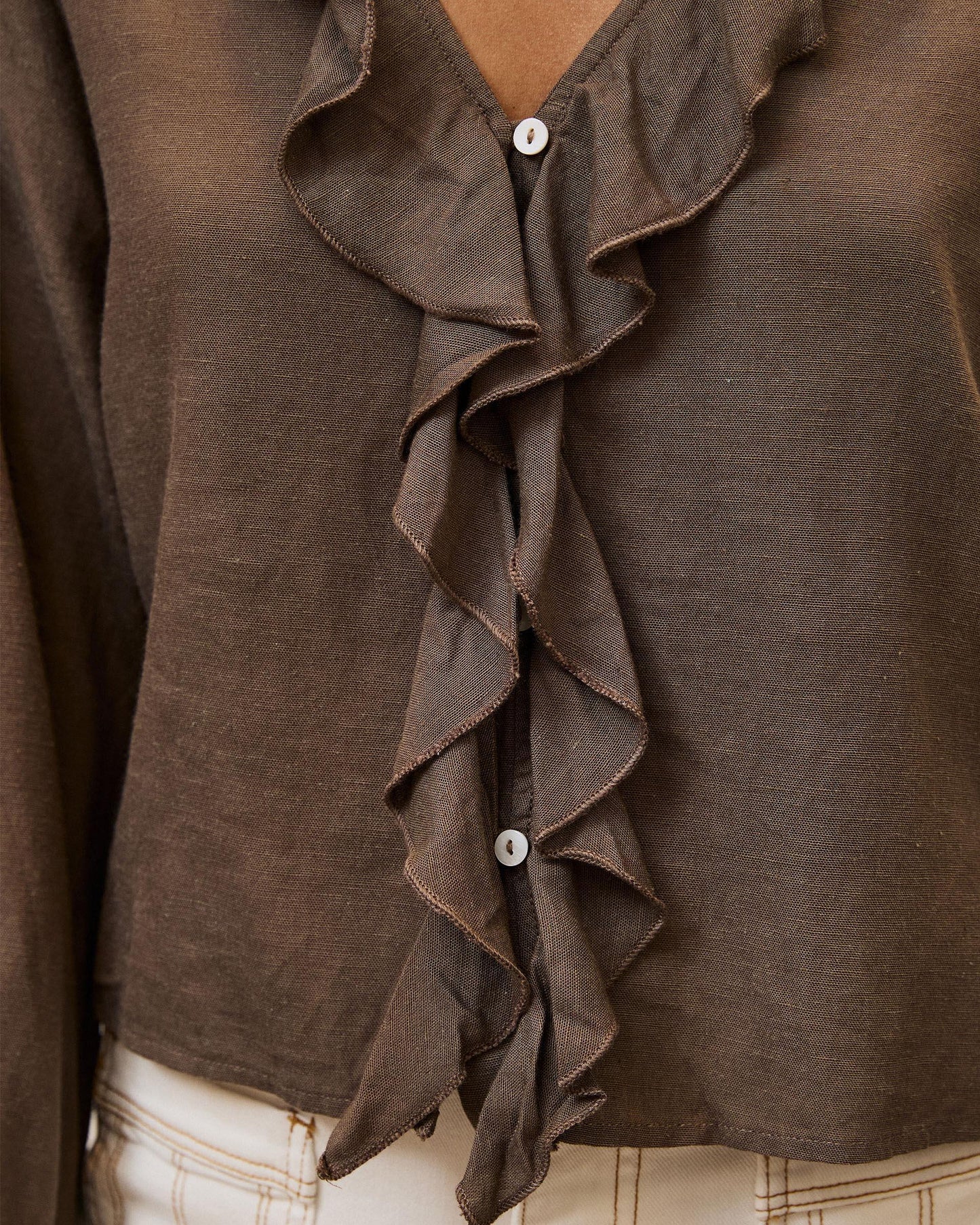Blusa Escote Pico Volantes Marrón