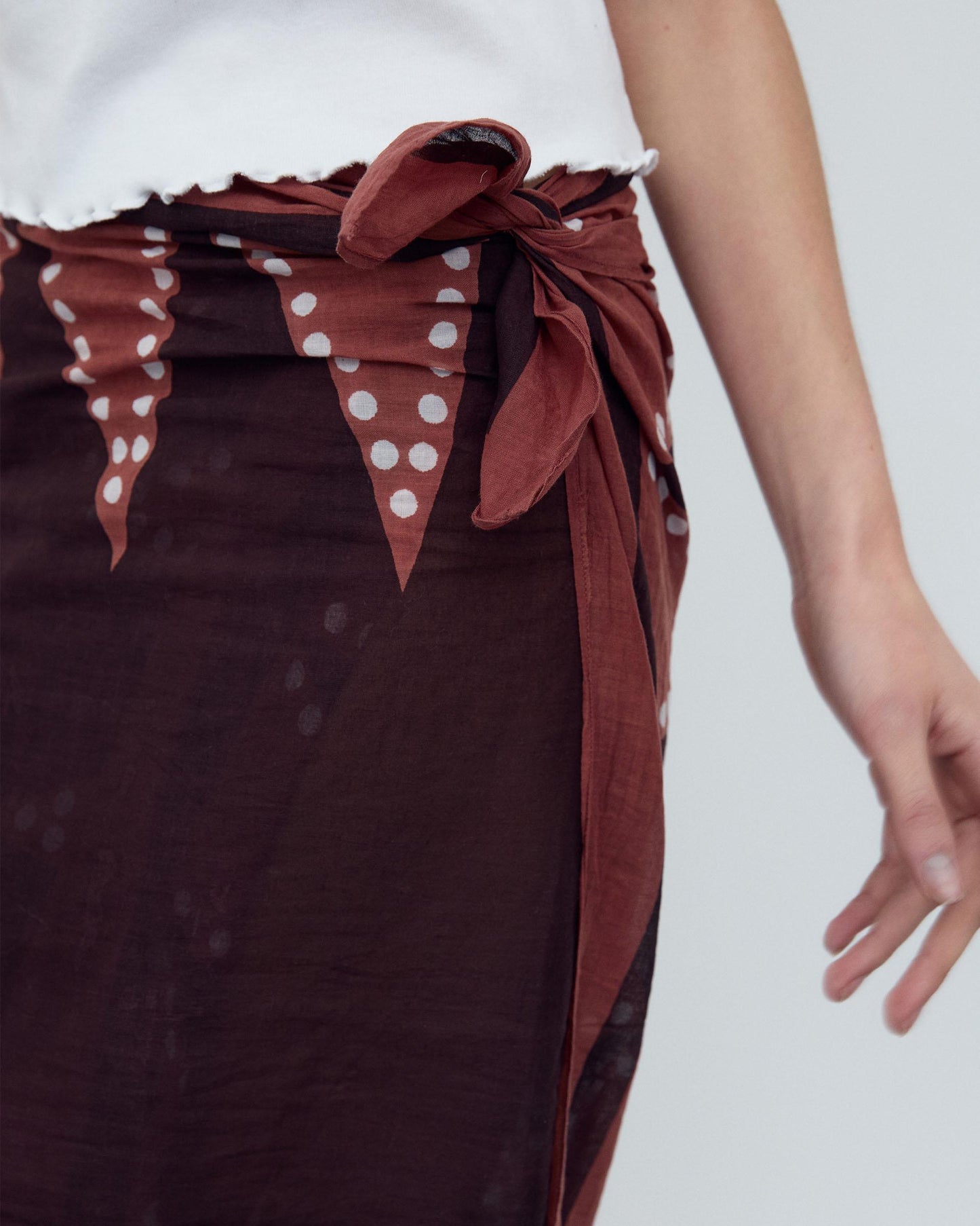 Pareo Estampado Picos Cenefa Marrón