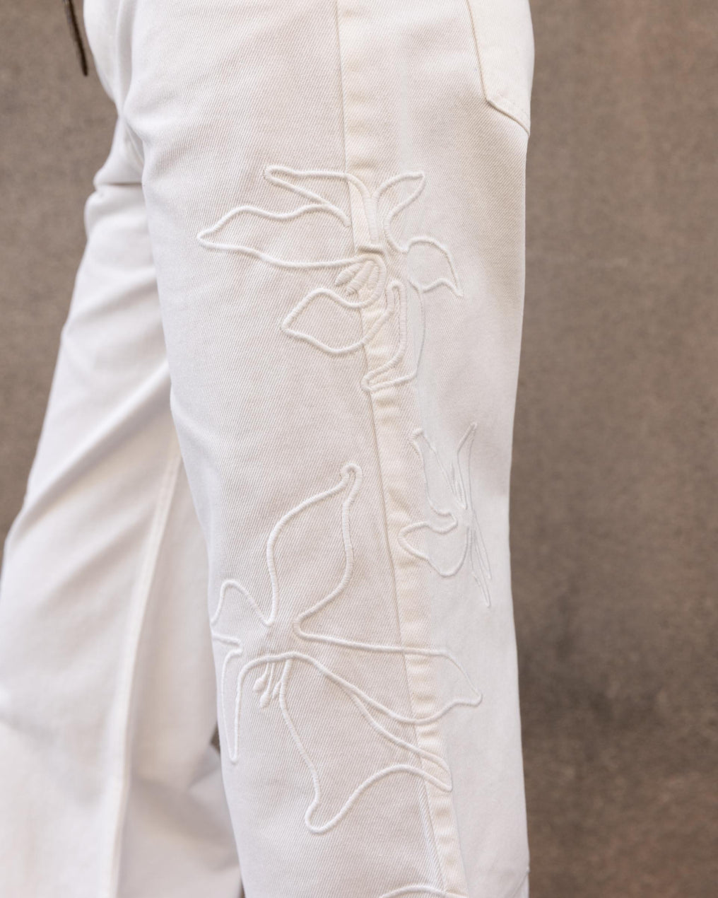 Jeans Bordados Silueta Flor Blanco