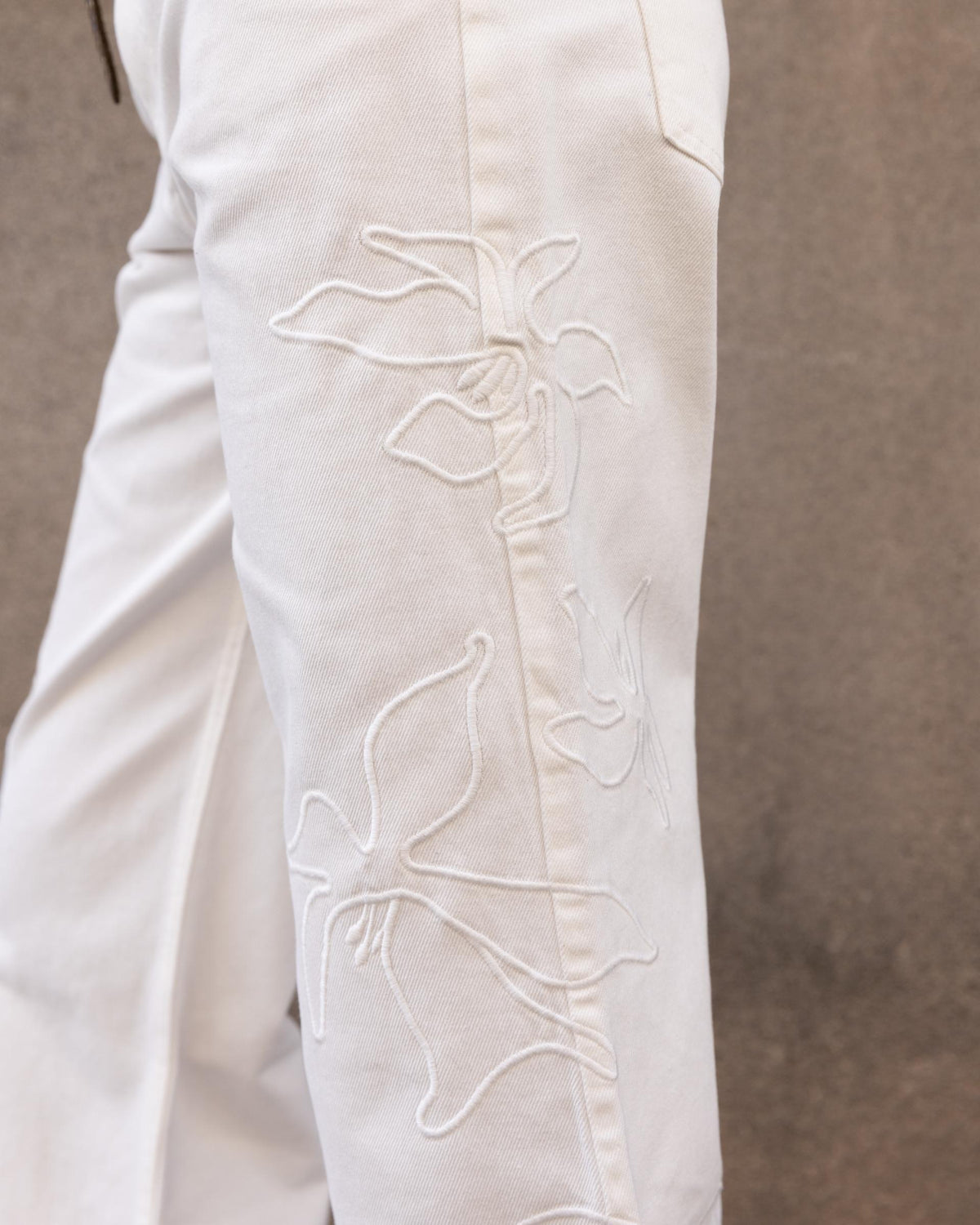 Jeans Bordados Silueta Flor Blanco