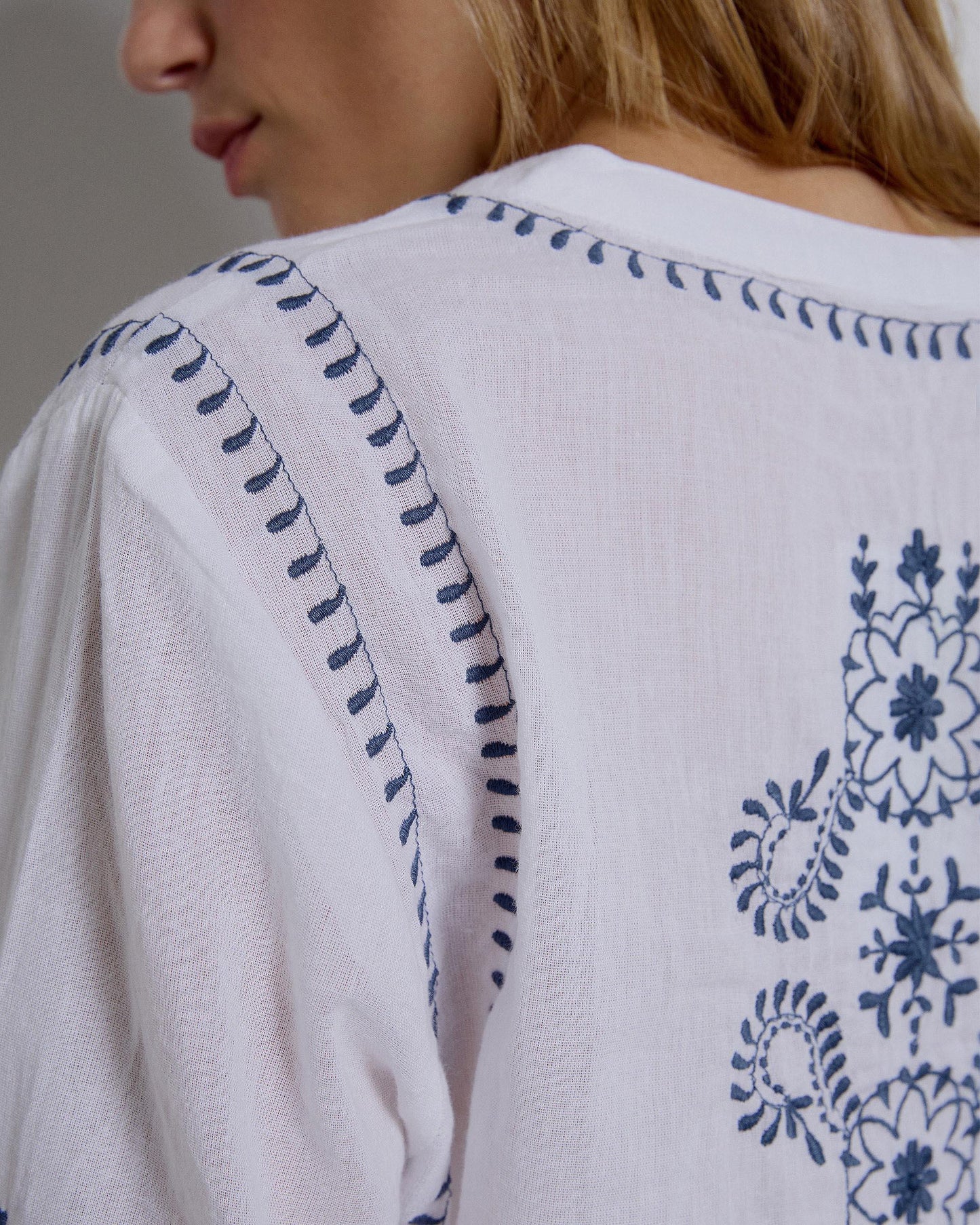 Blusa Bordados Cuello Mao Blanca – renatta&go1