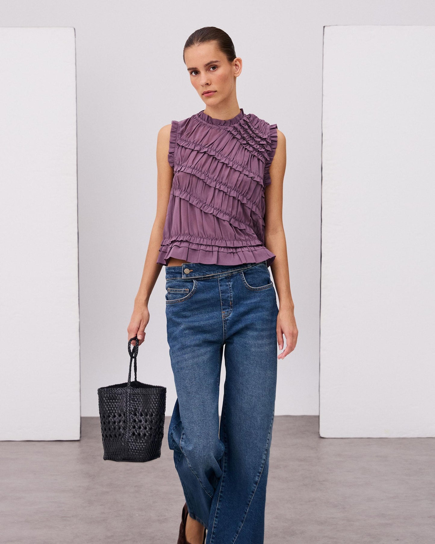 Top Sin Mangas Volantes Diagonales Morado