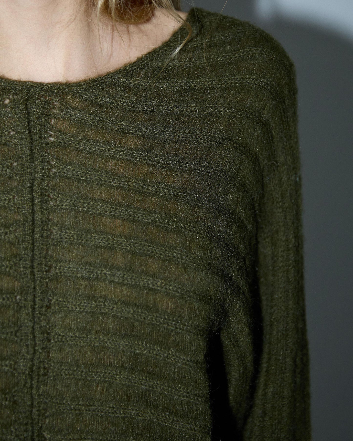 Costura em malha listrada verde-escura