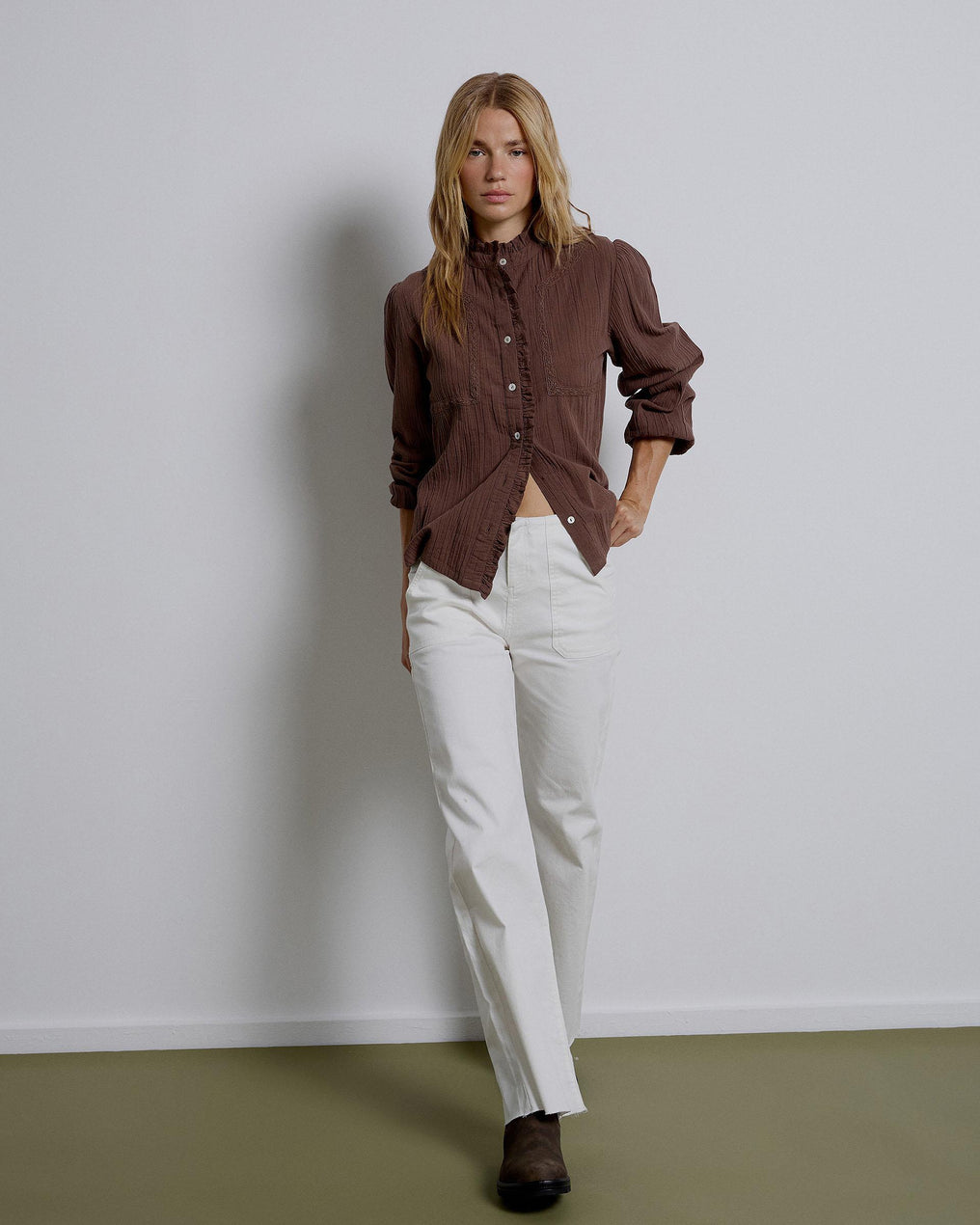 Blusa castanha com jugo de renda