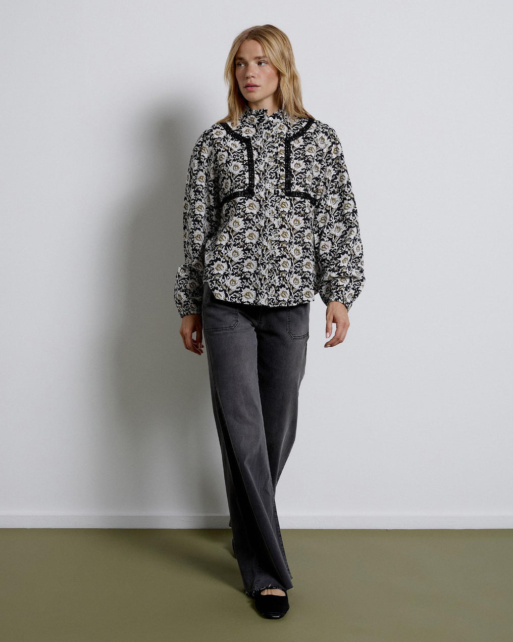 Blusa preta com jugo de renda estampada