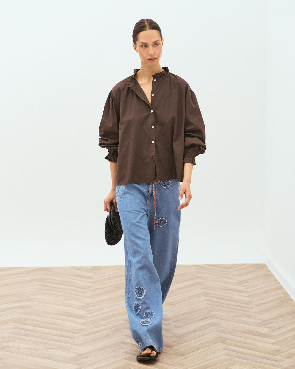 Blusa Detalle Volante Cuello Marrón