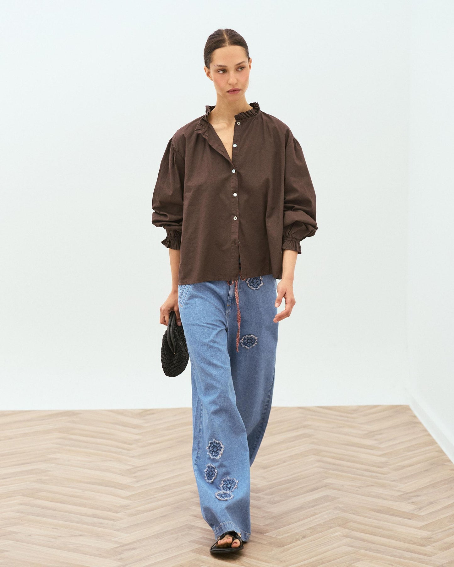 Blusa Detalle Volante Cuello Marrón