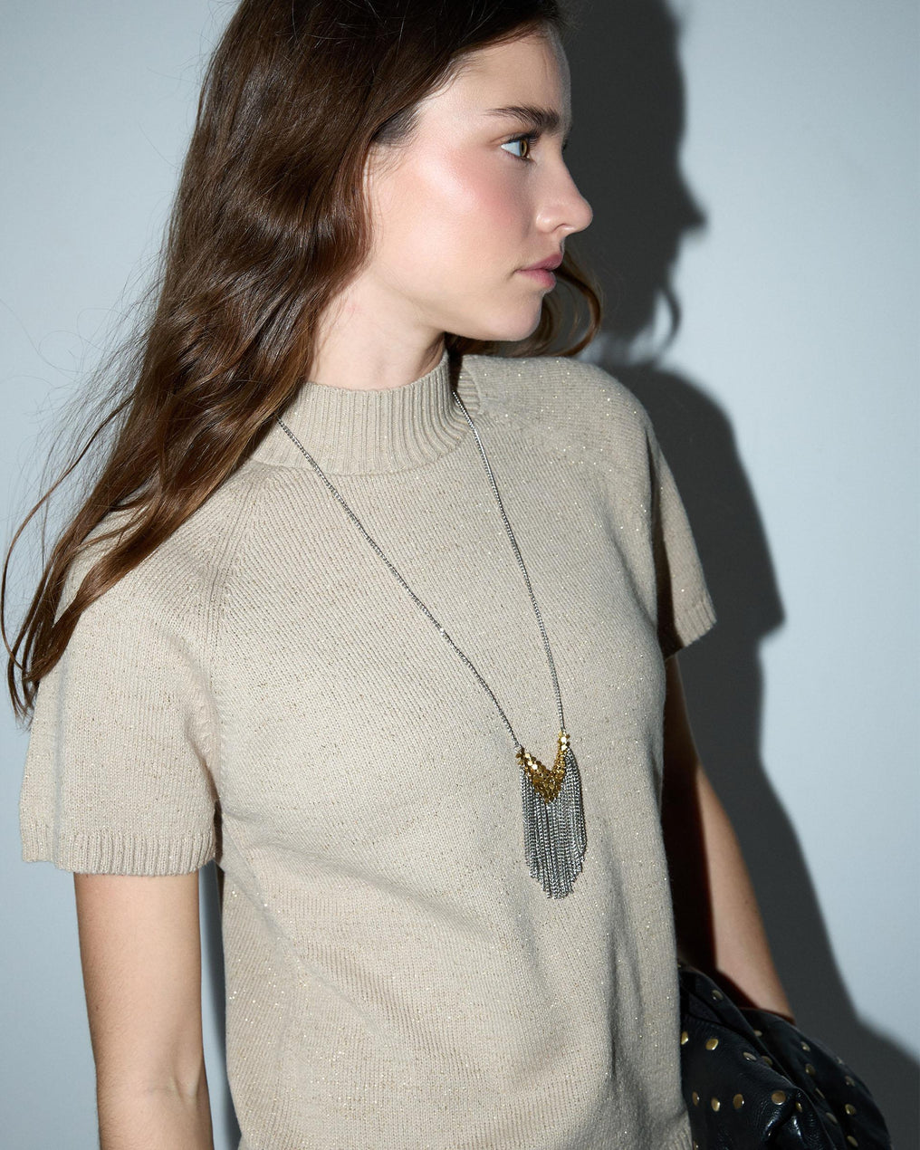 Blusa de malha dourada de manga curta