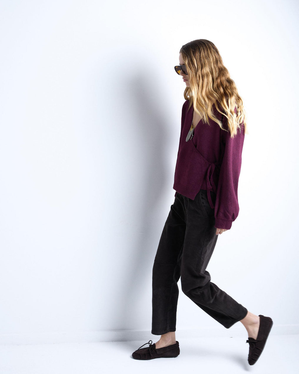 Casaco roxo de abotoamento duplo com fecho de cordões.