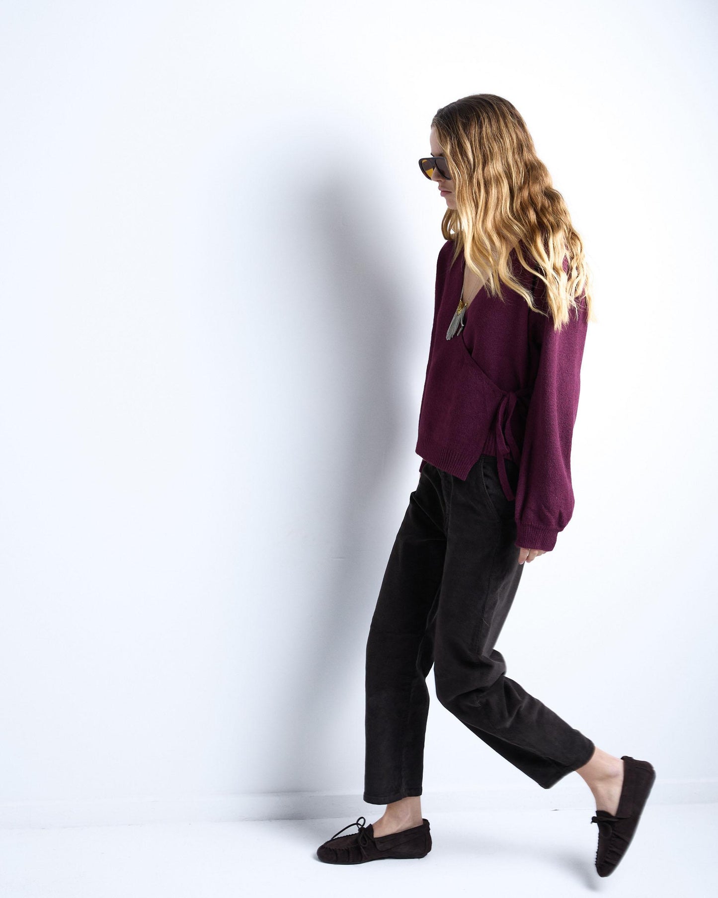 Casaco roxo de abotoamento duplo com fecho de cordões.