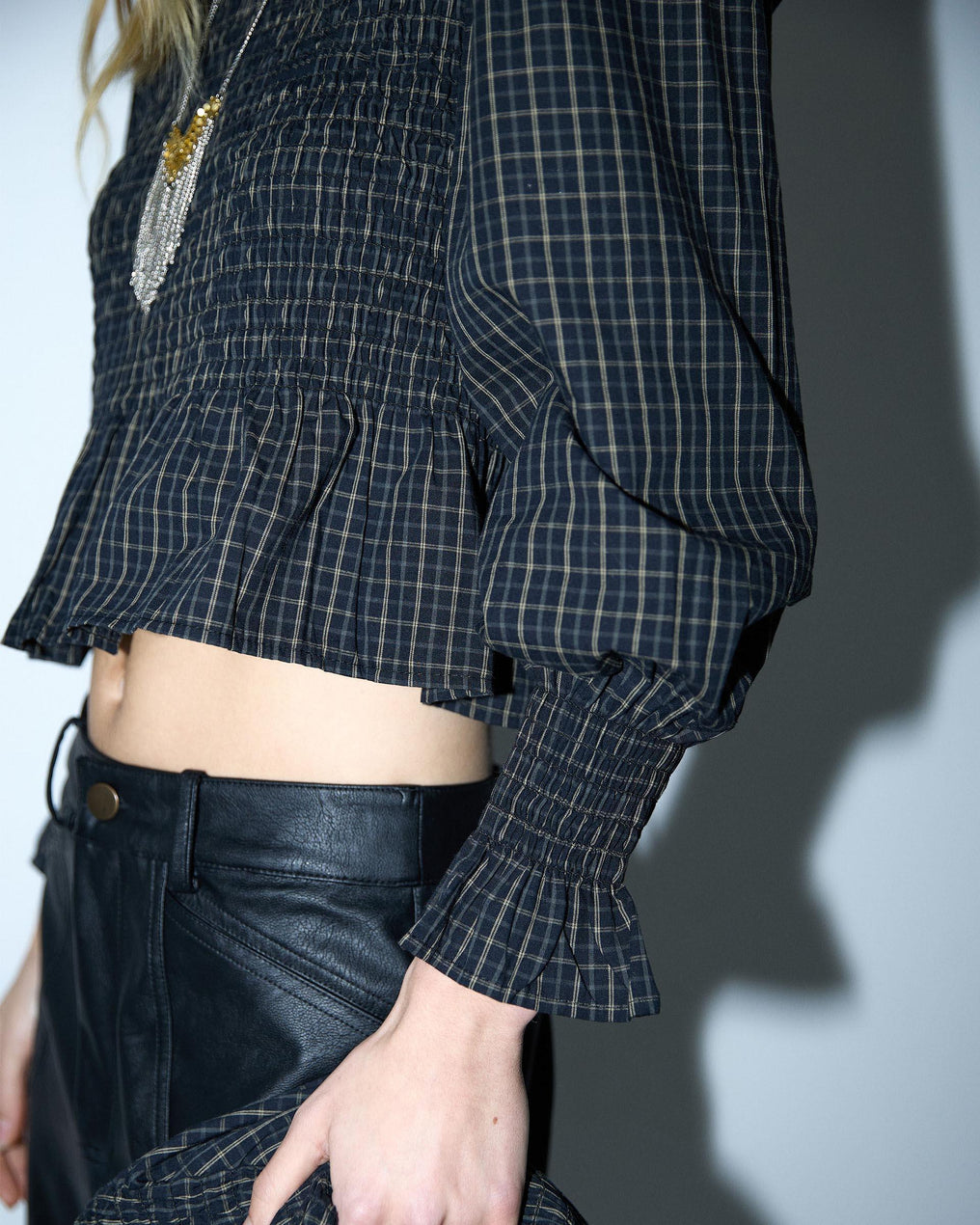 Blusa preta xadrez com padrão favo de mel