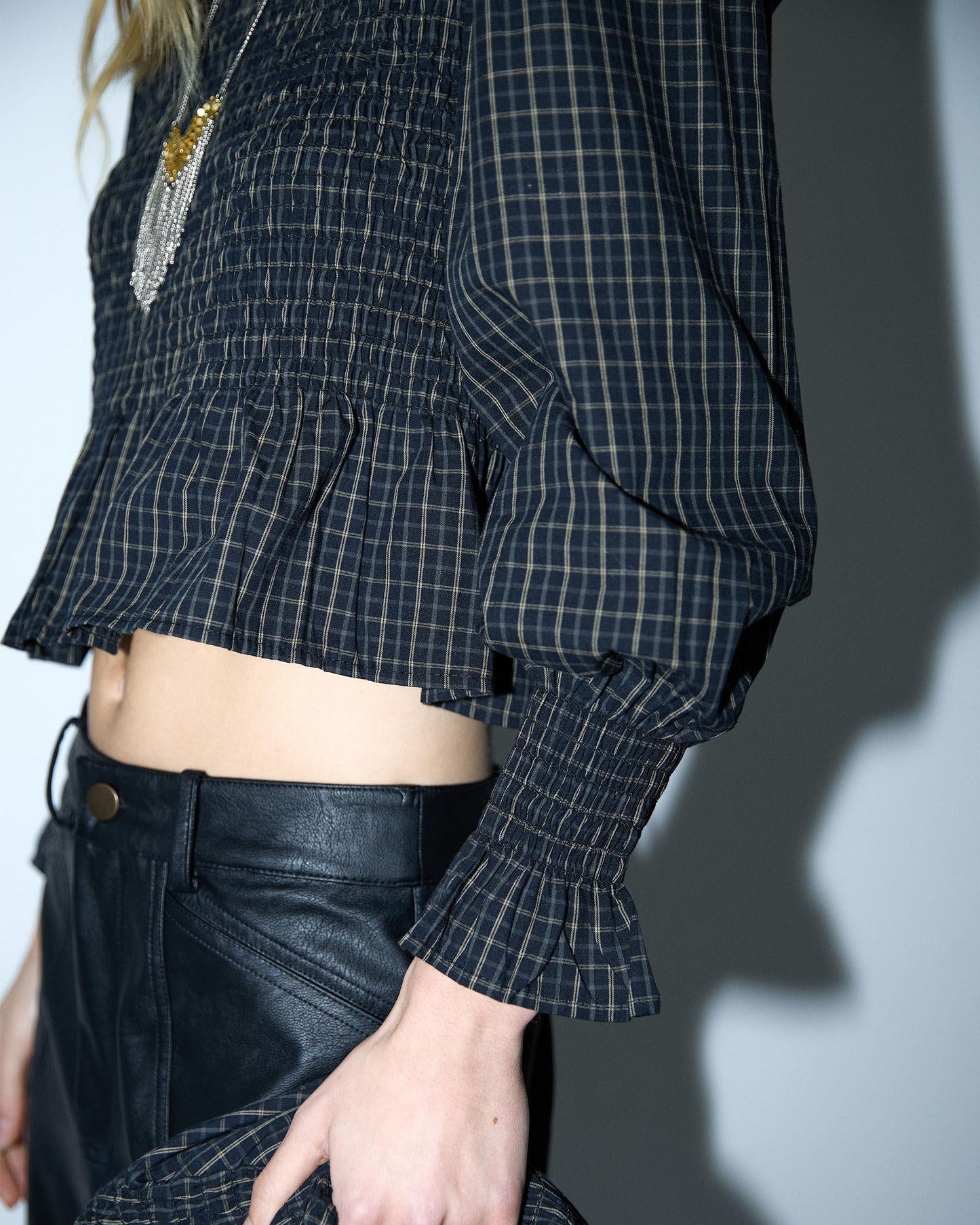 Blusa preta xadrez com padrão favo de mel