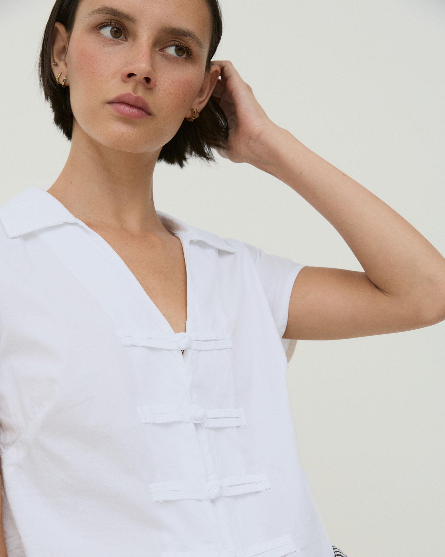 Camisa Manga Corta Alamares Blanca