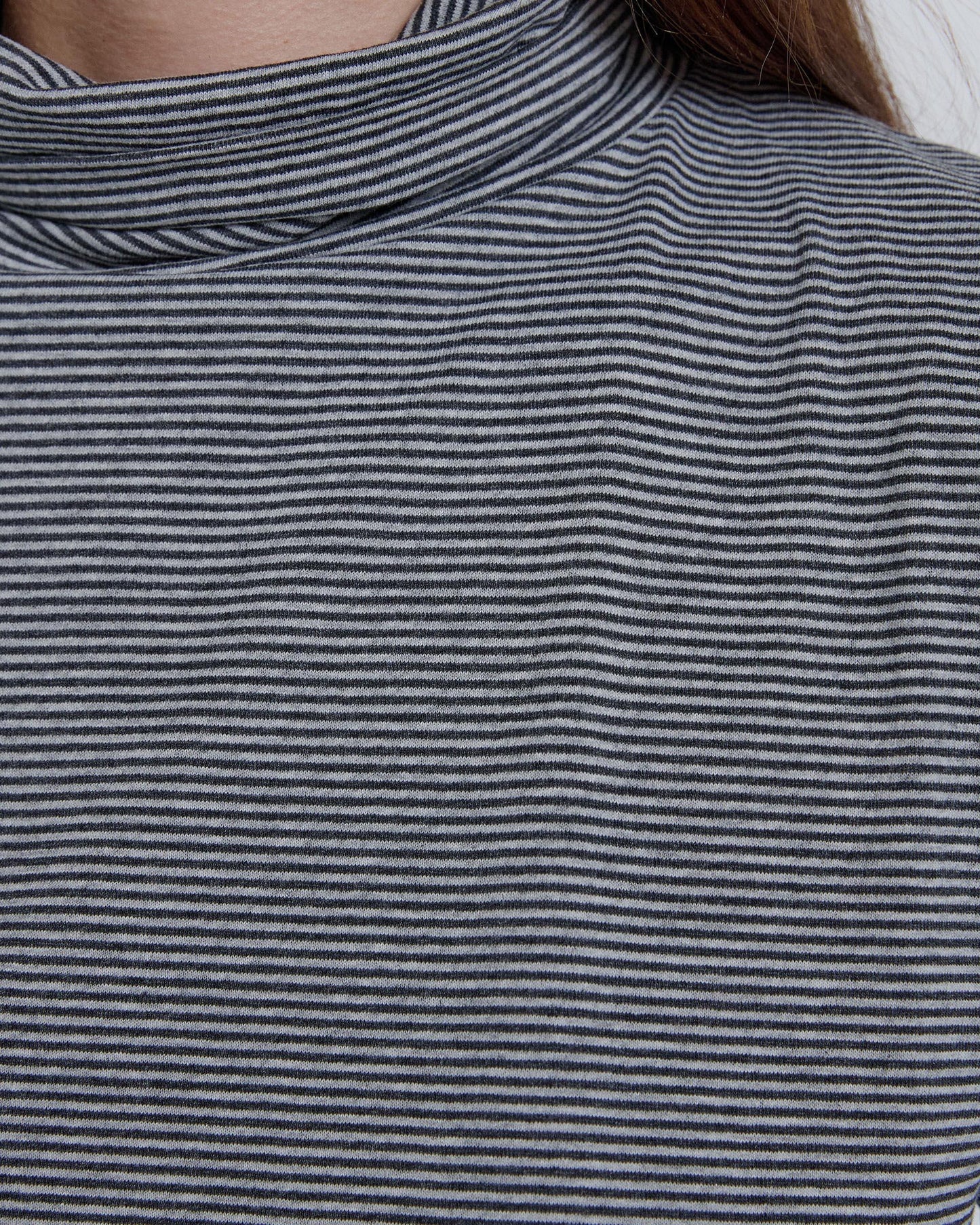 Camiseta Cuello Alto Rayas Gris