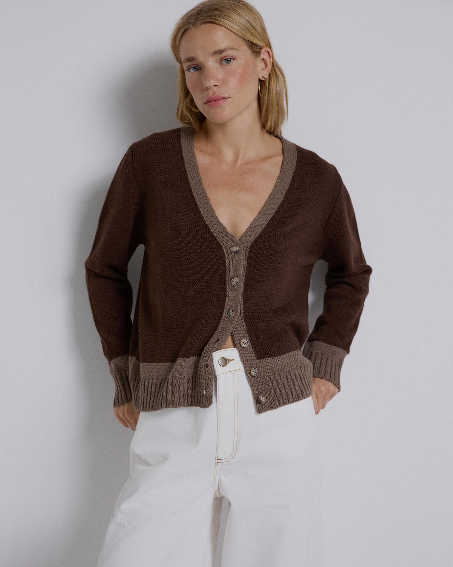 Jaqueta de malha com decote em V e dois tons taupe