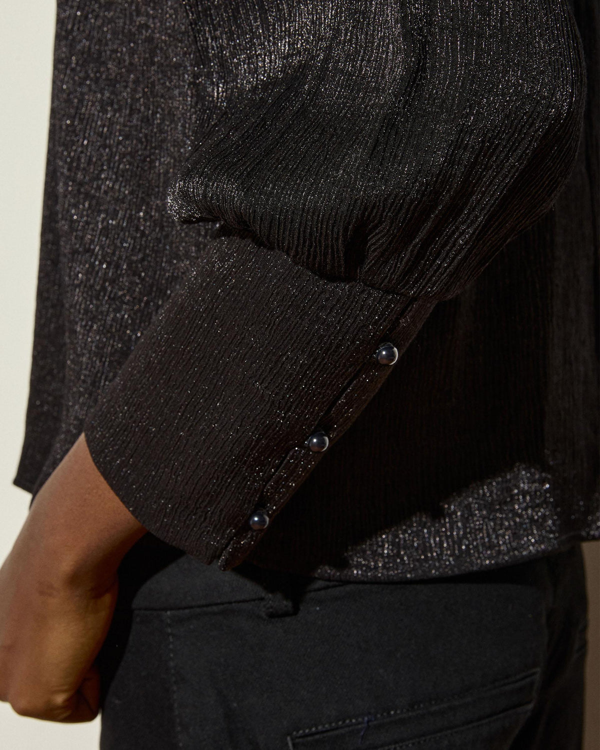 Blusa Cuello Alto Brillo Negro