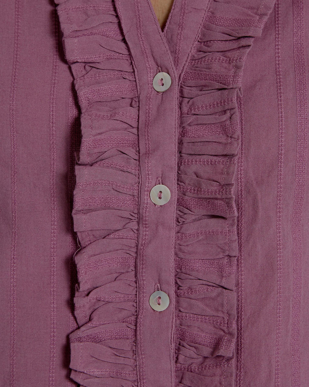 Blusa de tecido às riscas rosa com folhos