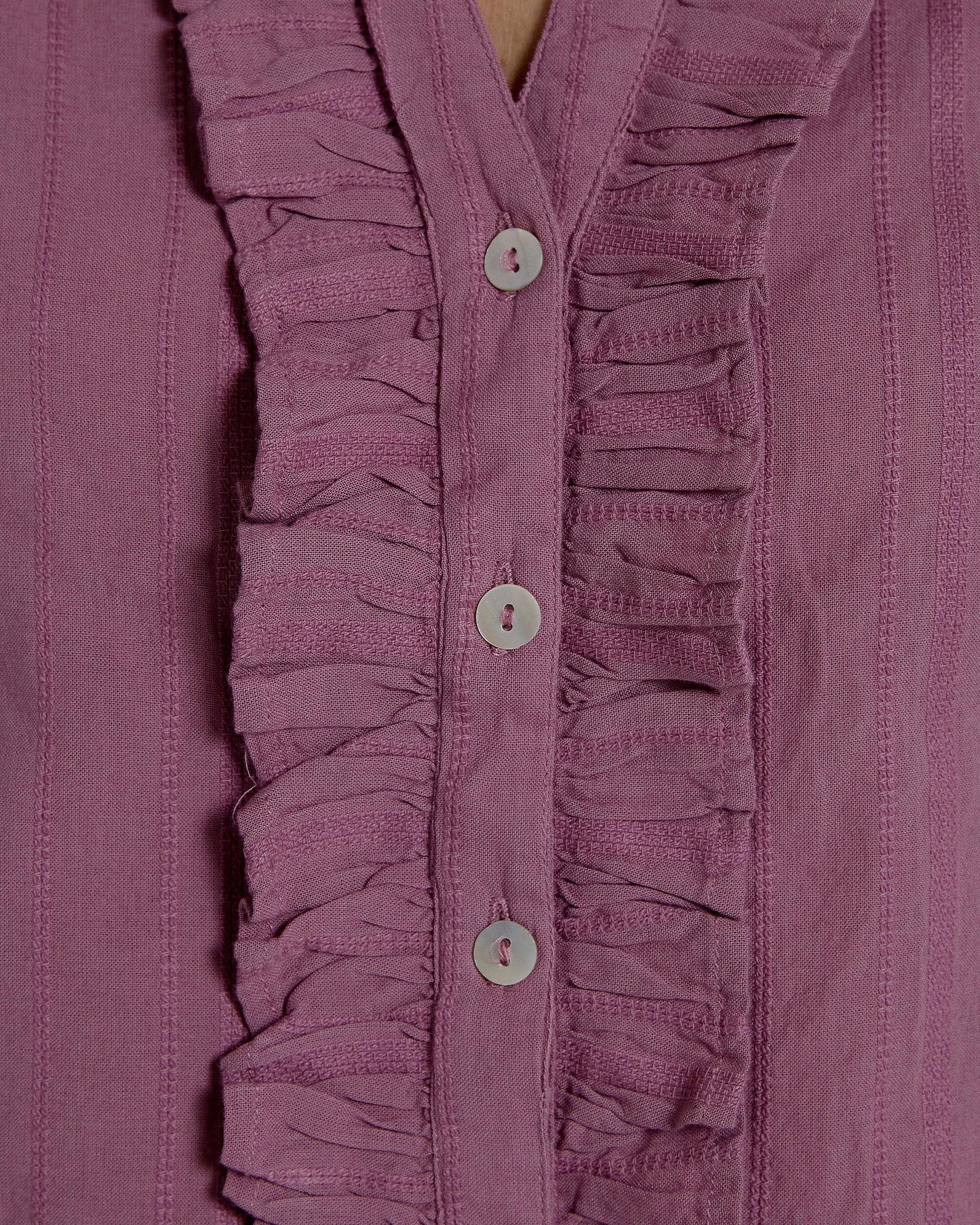 Blusa de tecido às riscas rosa com folhos