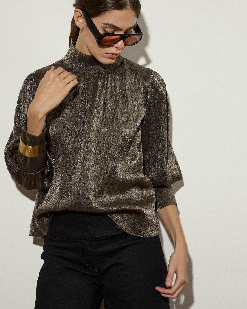 Blusa Cuello Alto Brillo Marrón