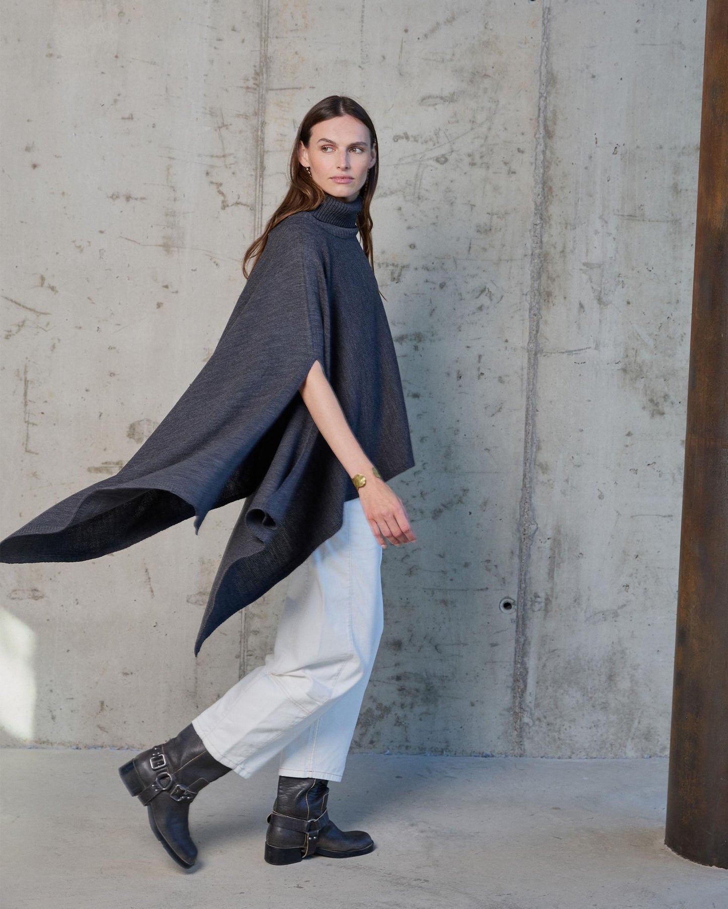 Capa assimétrica de gola alta em antracite