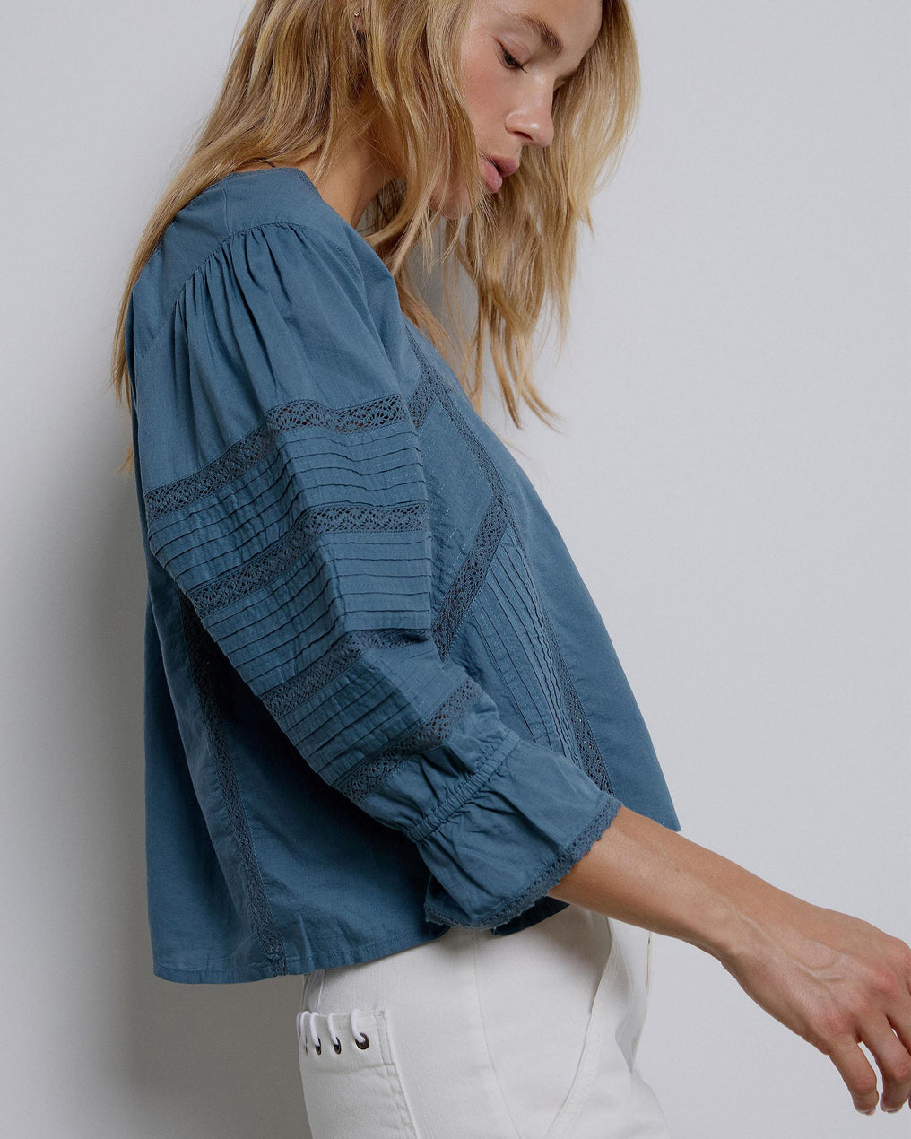 Blusa azul em renda com decote quadrado