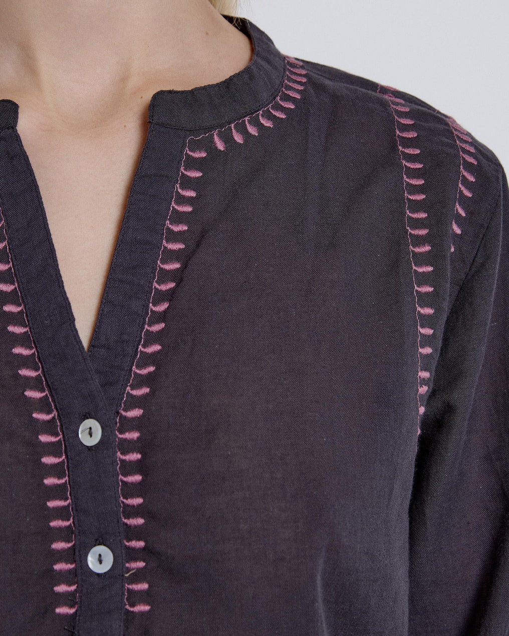 Blusa Bordados Cuello Mao Antracita