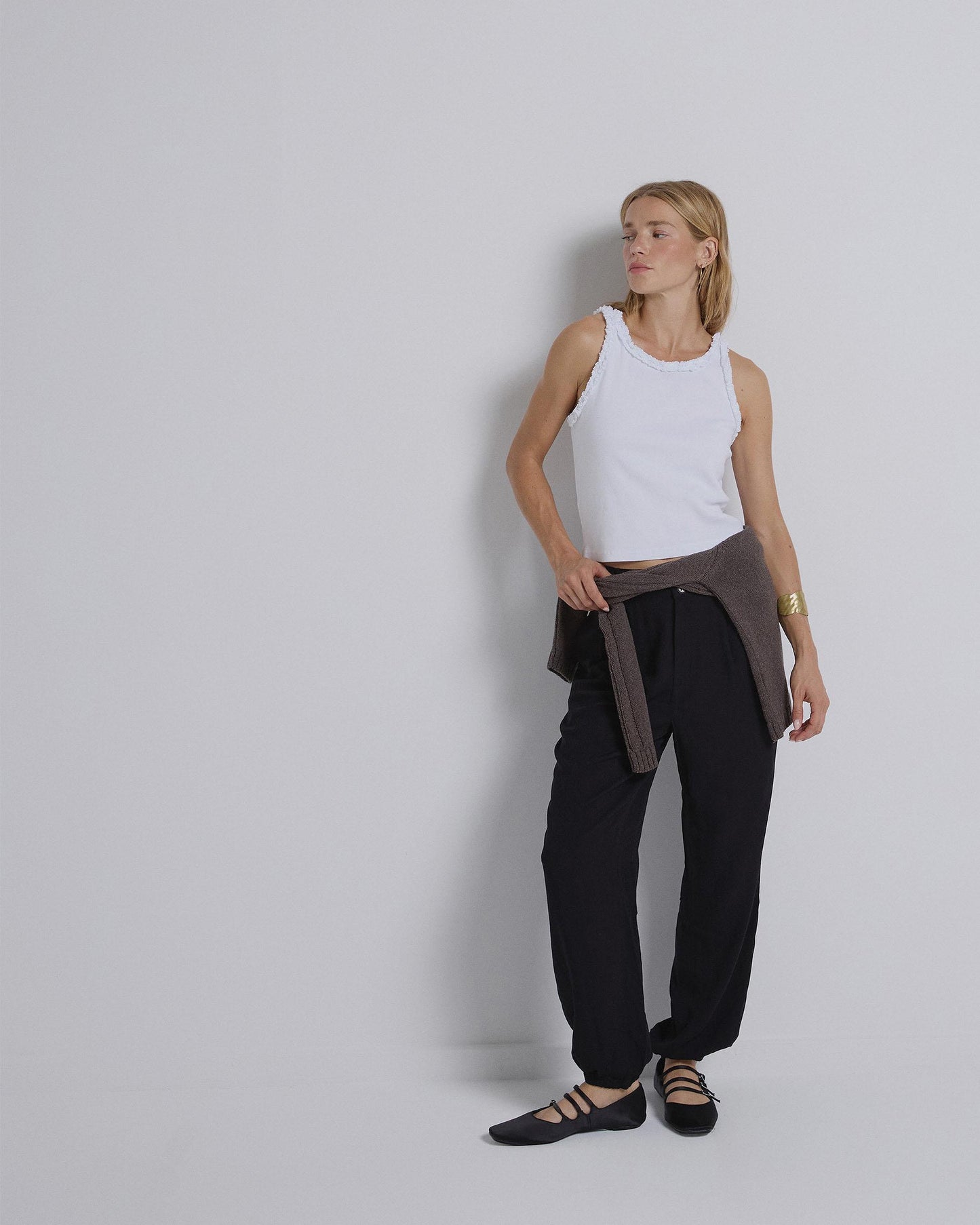 Calça preta com bainha elástica