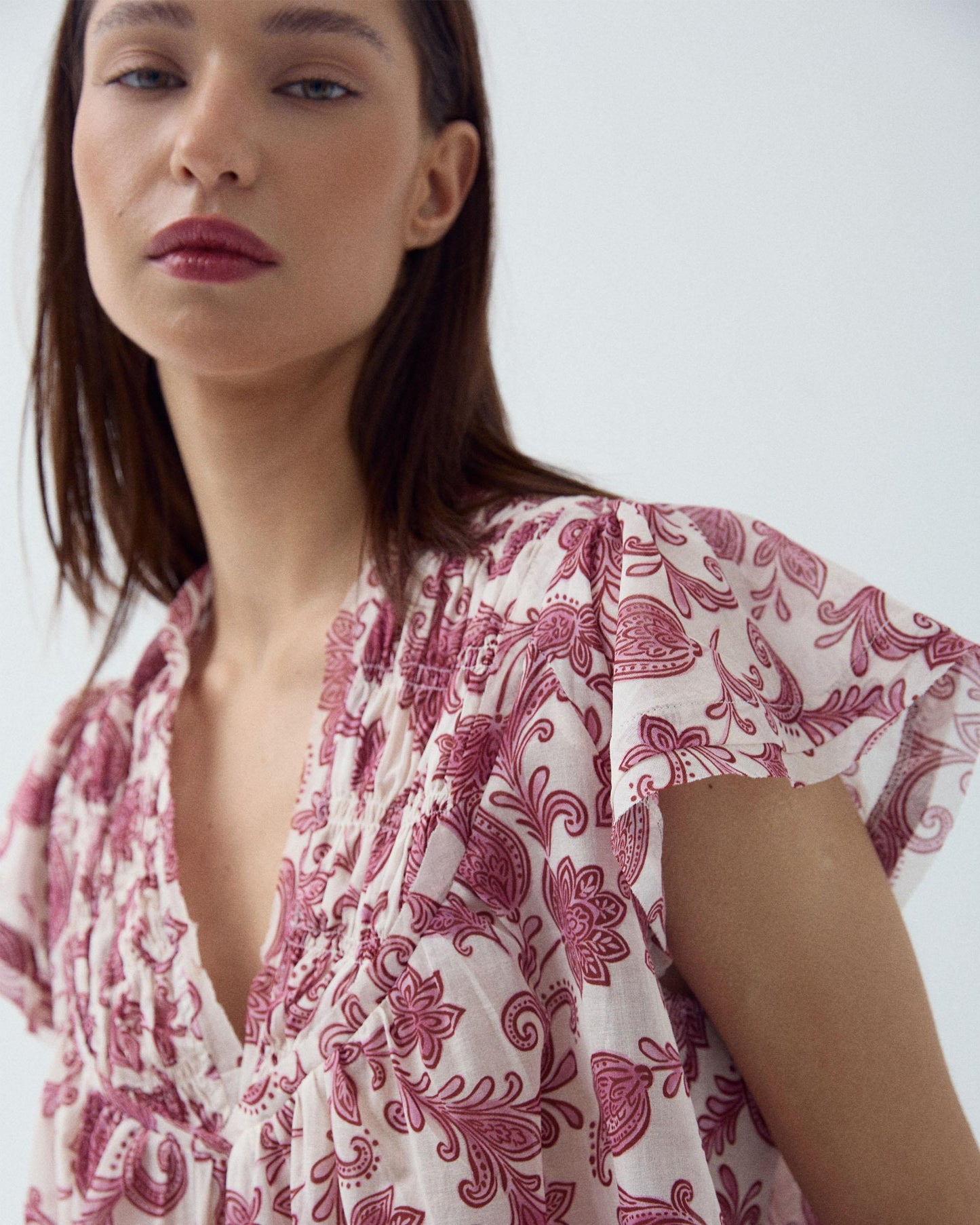 Blusa Gomas Escote Flores Rosa