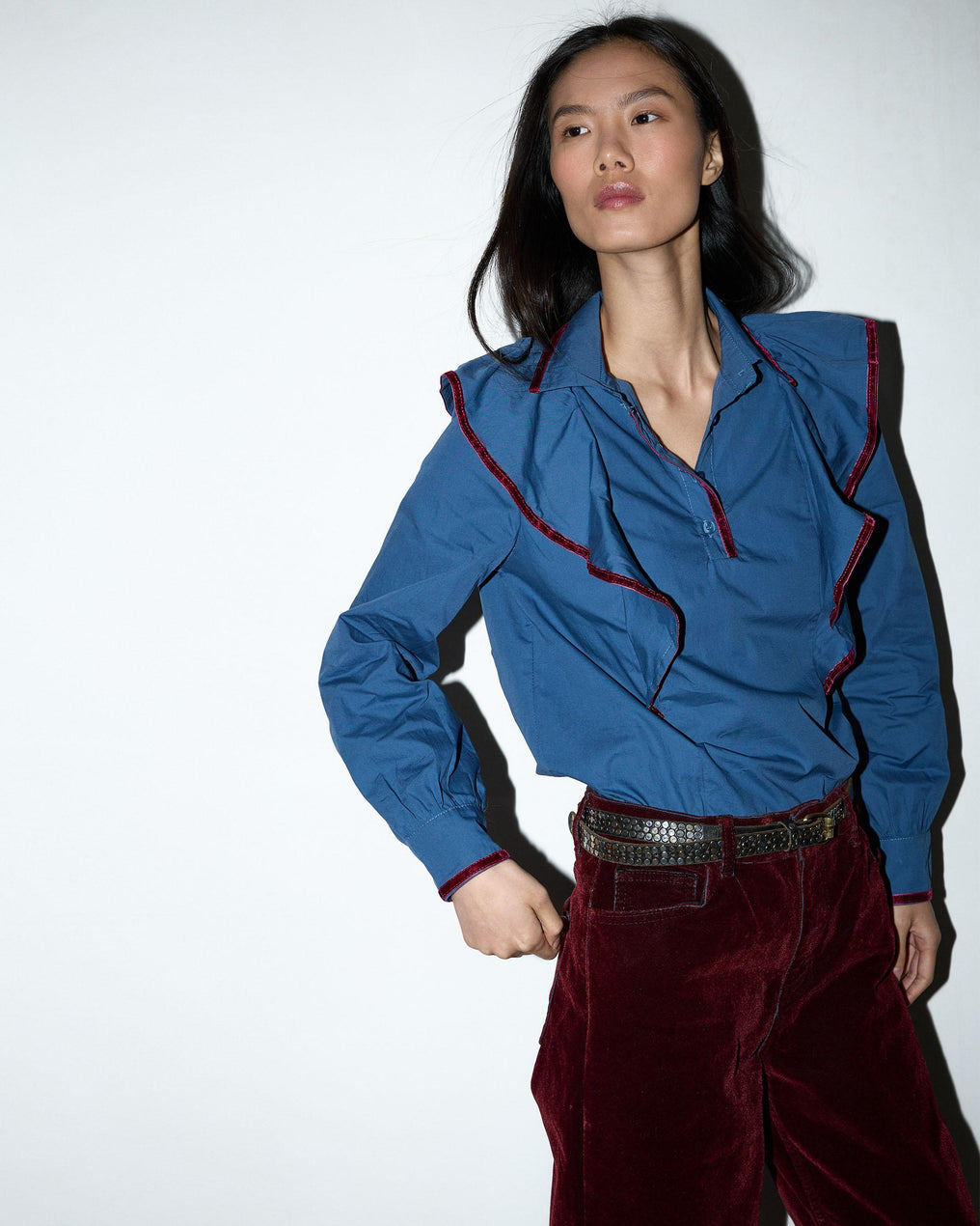 Blusa com folhos e detalhes em azul