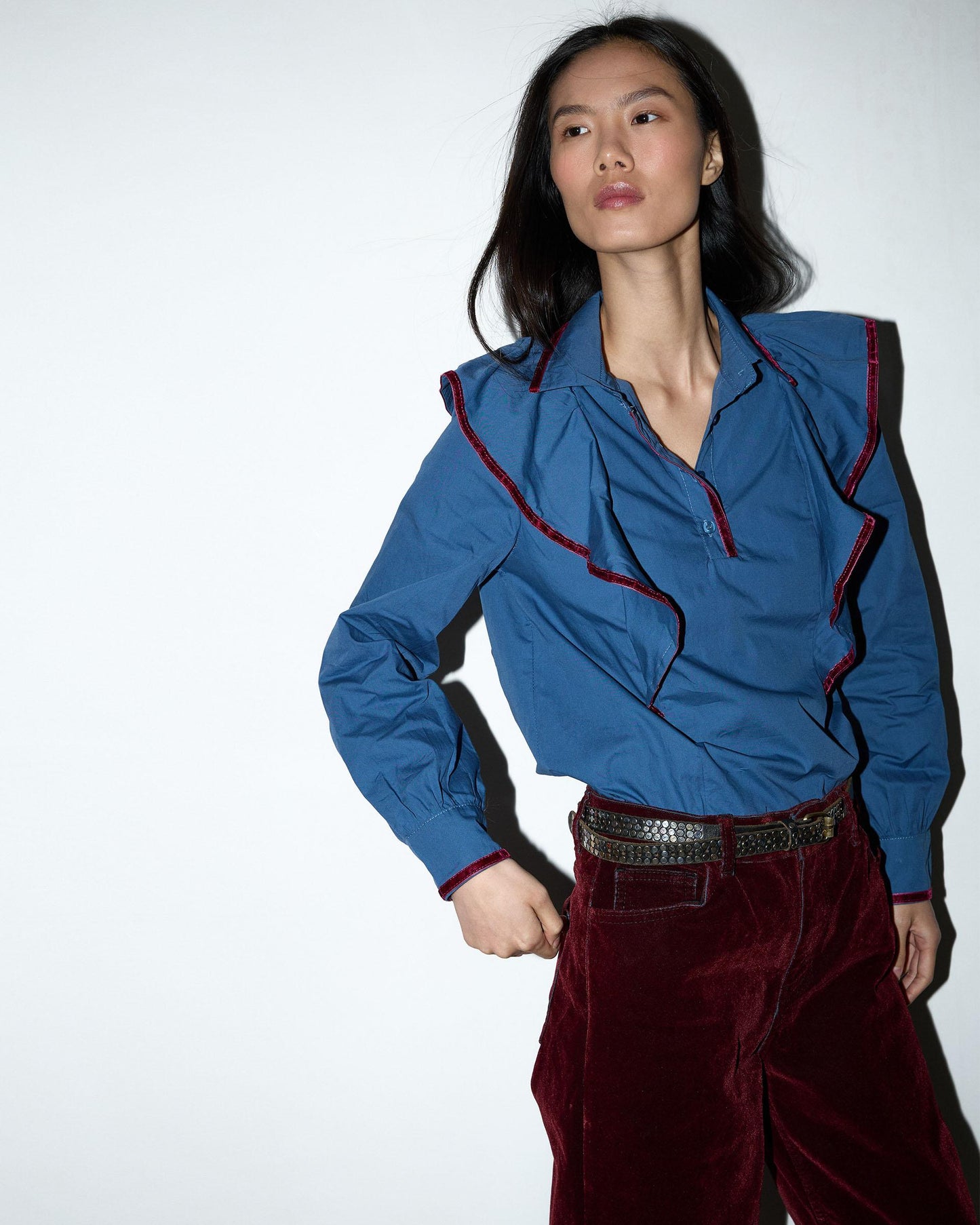 Blusa com folhos e detalhes em azul