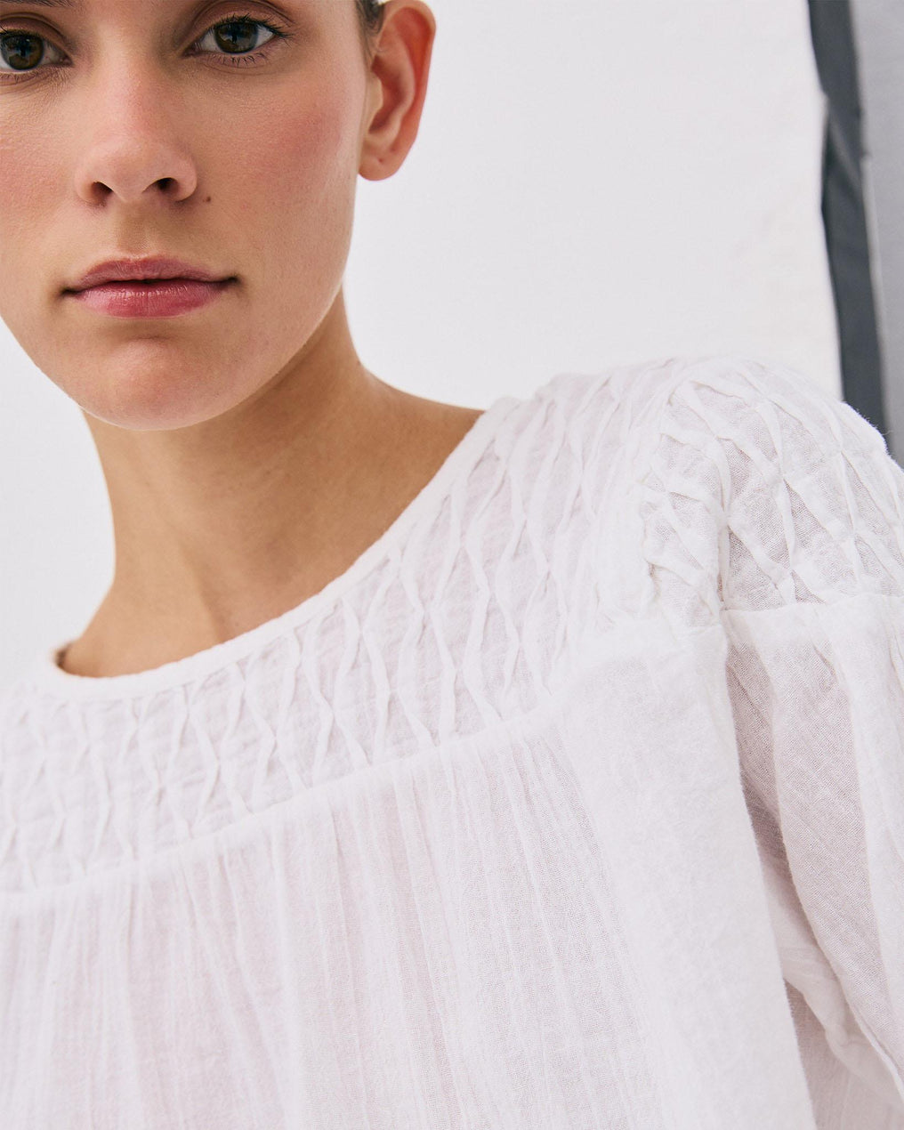 Blusa com Detalhes na Pala Branca
